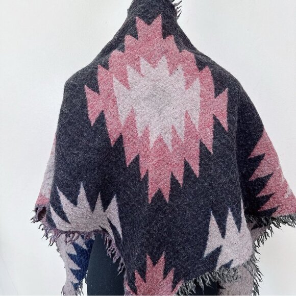 Aritzia Triangle Aztec Wool Scarf - Picture 4 of 7